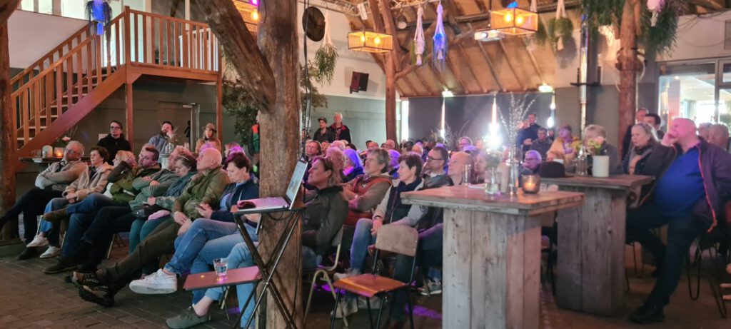 Publiek tijdens een presentatie op het 4x4 Kenniscafé